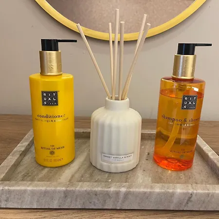 Character Filled Courtyard Escape וילה הרוגייט