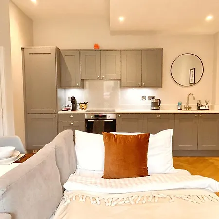 Character Filled Courtyard Escape וילה הרוגייט