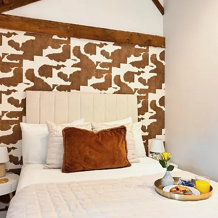 Character Filled Courtyard Escape *