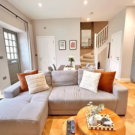 Character Filled Courtyard Escape הרוגייט