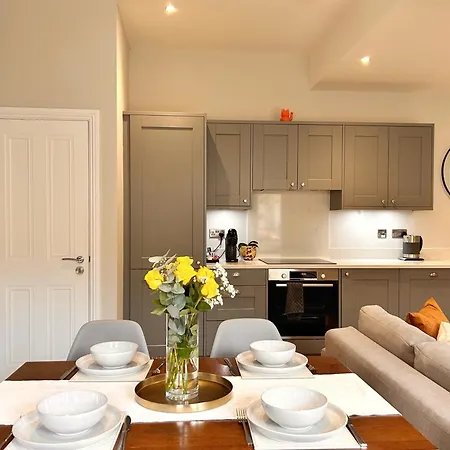 Character Filled Courtyard Escape * Χαρογκέιτ